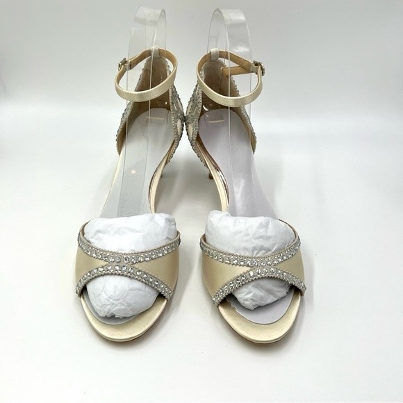 Badgley Mischka Size 9 Gillian Jeweled Ivory Satin Dress Sandal Heels Pumps - Picture 3 of 15